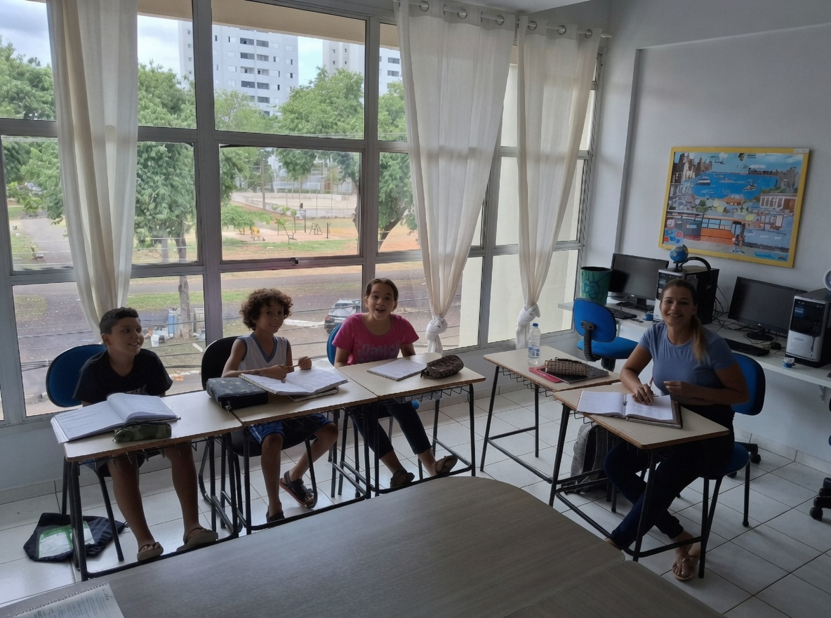 Sala de aula da Prime School com alunos e professora